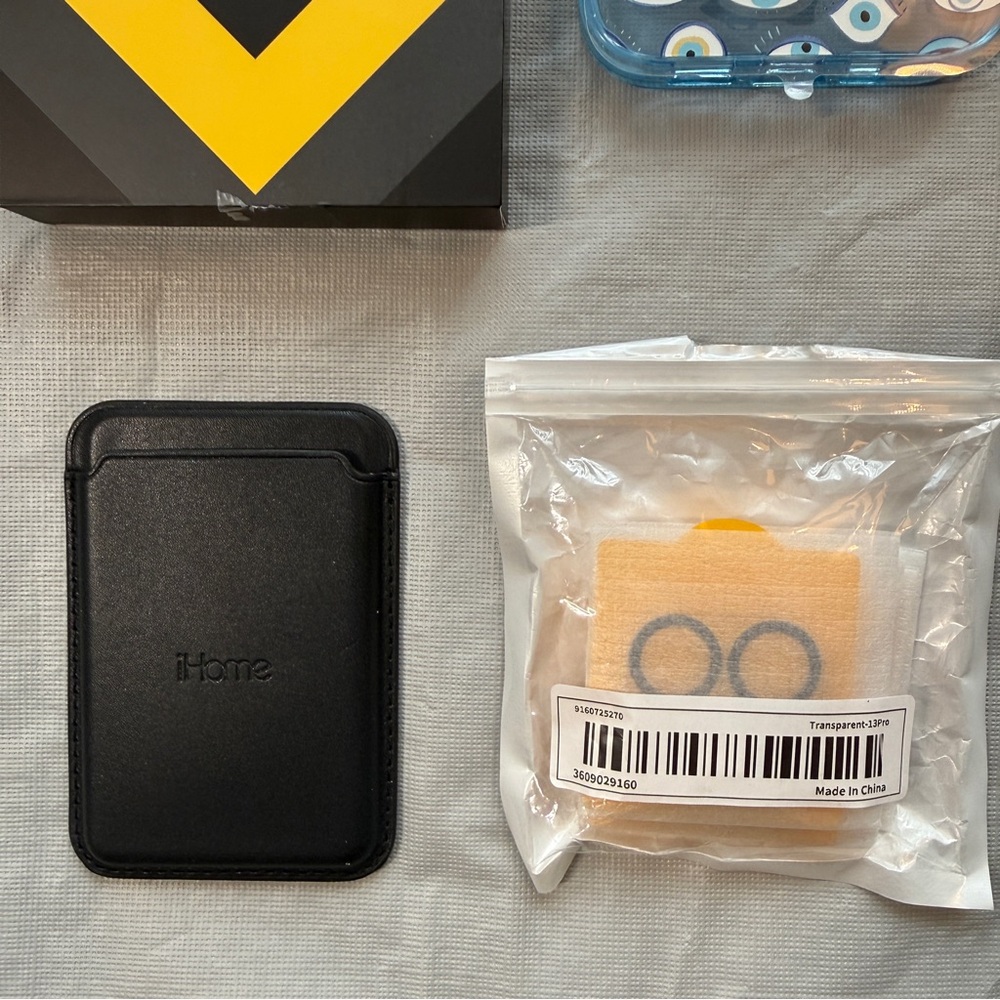 HP 💛 iPhone 13 Pro Cases + Accessories Bundle - Picture 5 of 5